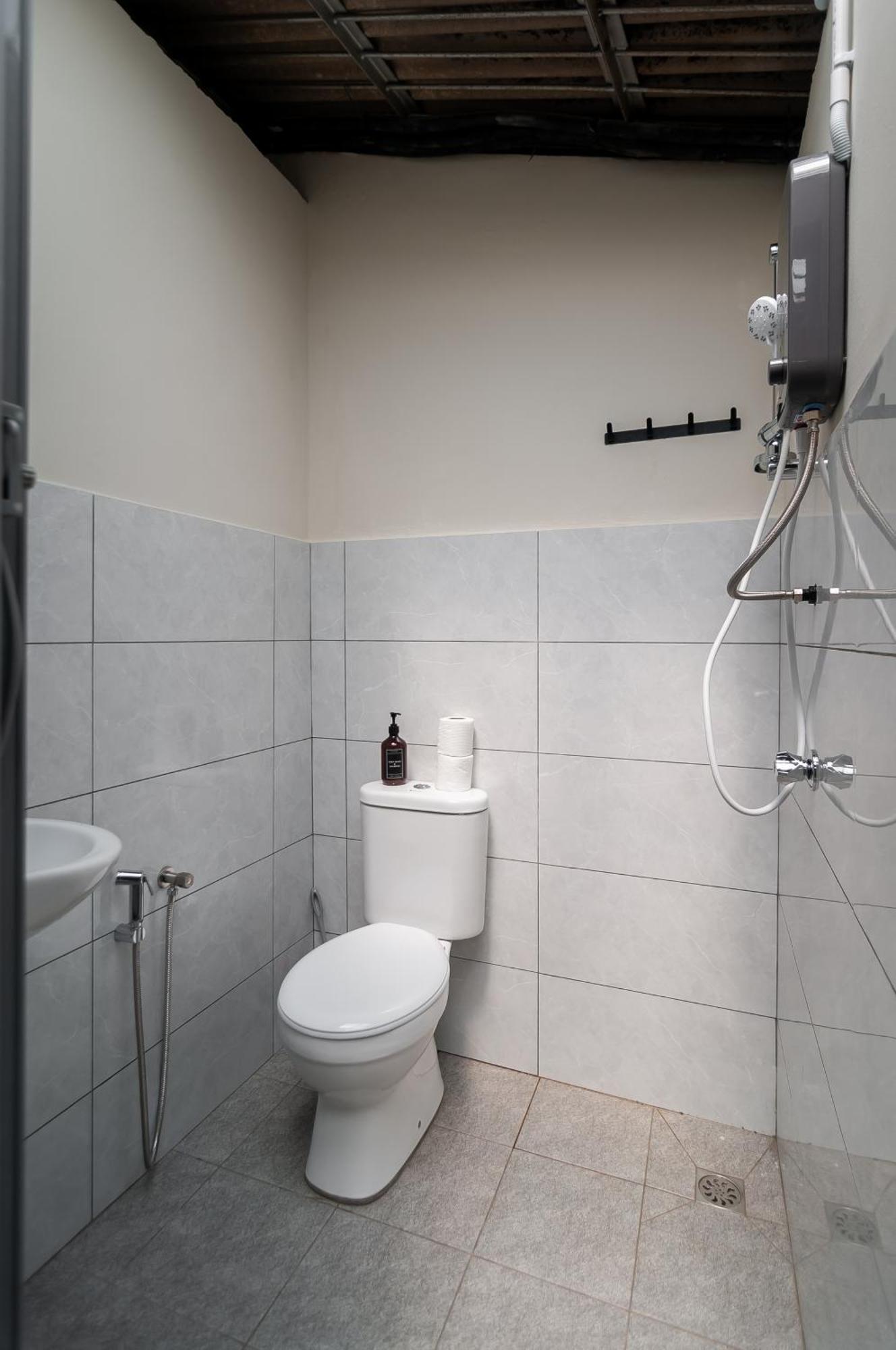 Aayu Pantai George Town Penang Hostel Екстериор снимка